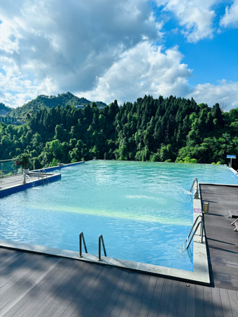 Jiangsu Jin Sui Acrylic collaborated with the Hunan Wuxi Buermen National Forest Park to create a high-quality forest hot spring acrylic pool
